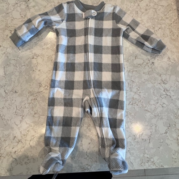 Amazon essentials 3-6Months - Gray and White Plaid Kids One Piece Fleece Footies - Picture 5 of 9